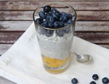 Rezept für Overnight oats Vanille-Mohnquark mit Mango und Blaubeeren