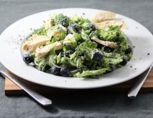 Rezept für Hähnchenbrustfilets mit Brokkoli-Blaubeer-Salat