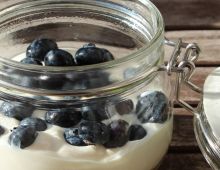 Rezept für Overnight oats Bananen-Kokospüree Sojajoghurt Blaubeeren