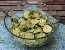 Rezept für Zucchini Zitronenfeta Minzsalat